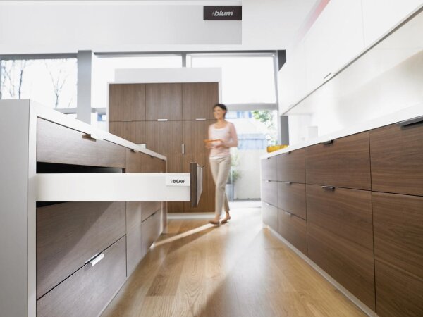 Frontauszug Schubkasten-Bausatz, Tandembox Antaro, Zargenhöhe 83 mm, Systemhöhe M, mit Korpusschiene 30/65 kg Tip-On-Blumotion 550 mm RAL 9006 weißaluminium 30 kg Inserta